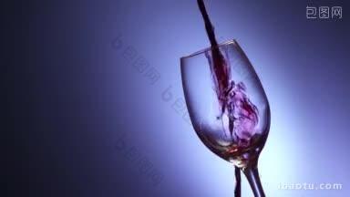 特写的玻璃被装满红酒从瓶子倒在<strong>蓝色背景</strong>超慢动作p